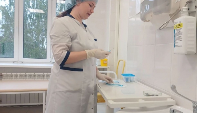 На сегодняшний день в Нижнетуринской больнице могут бесплатно привиться дети в возрасте 15–18 месяцев и пенсионеры старше 60 лет – при условии, что делают прививку впервые. Приобрести препарат и поставить вакцину на платой основе можно в медицинском центре «Медэксперт» по адресу: Нижняя Тура, улица Свердлова, 135, второй этаж. Справки по телефону: 8 (900) 035-33-44