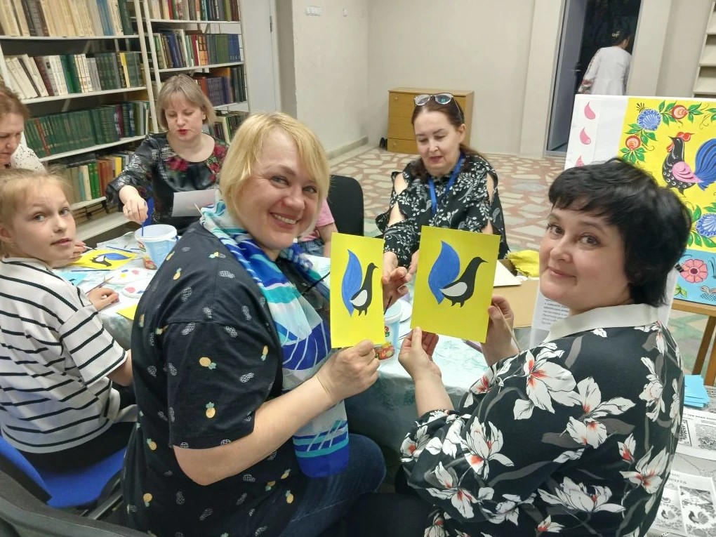В рамках библионочи в Центральной городской библиотеке прошел мастер-класс по городецкой росписи