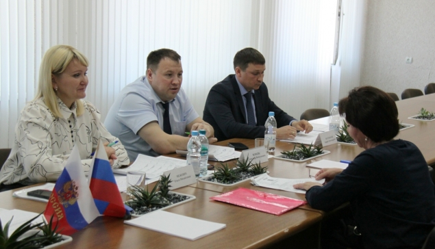 Заместитель управляющего Северным округом Ольга Межевич, управляющий Северным округом Александр Вервейн и глава НТМО Андрей Постовалов рассматривают обращение жительницы Нижнетуринского округа