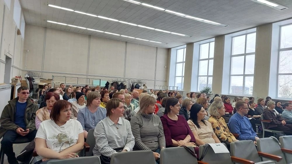 В апреле прошел очный семинар для всех членов участковых избирательных комиссий Нижнетуринского муниципального округа, на котором были рассмотрены вопросы организации сентябрьского голосования