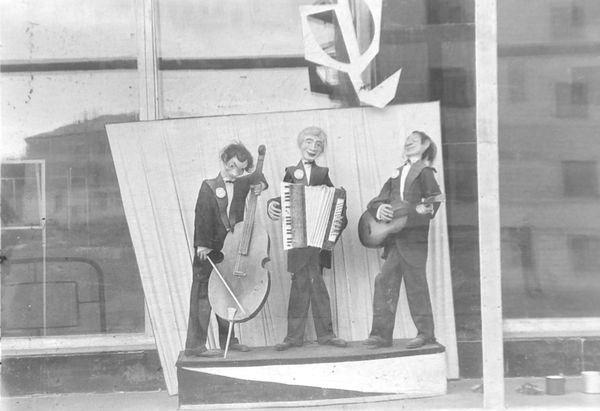 Три музыканта на витрине магазина «Урал» (1967 г.)