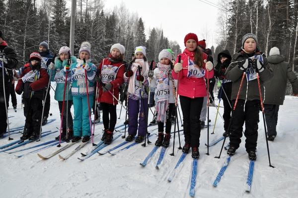 «Лыжи - наш любимый спорт», - заявили учащиеся школы № 2 и отправились покорять трассу.
