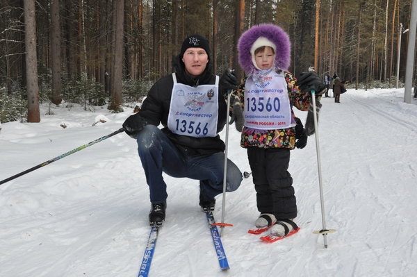 Каждому возрасту - свои лыжи. Олег Меченов с дочкой Лизой на старте.