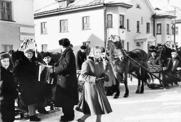 Нижнетуринцы провожали зиму, катаясь на лошадях по ул. 40 лет Октября (1958 г.)