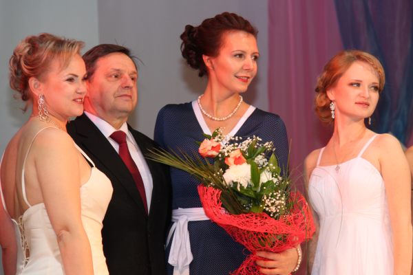 В. Гришин и О. Клименко (в центре) с участницами конкурса.