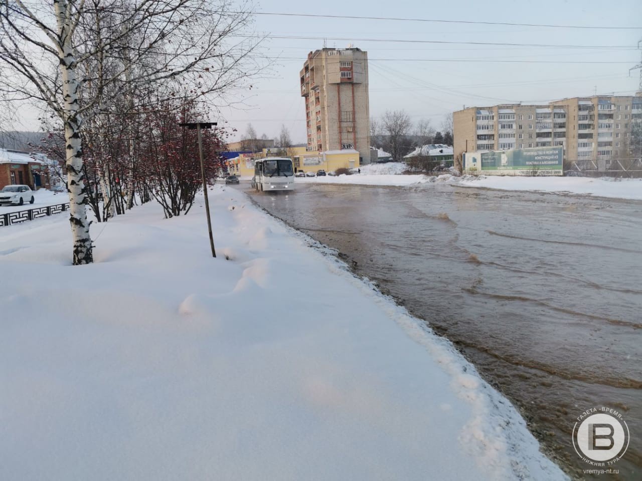 Машины и автобусы в этот день передвигались вплавь / Фото читателей