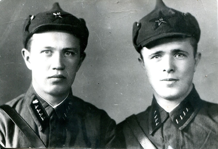 Слева выпускник полковой школы, старшина Рогозин А.В.