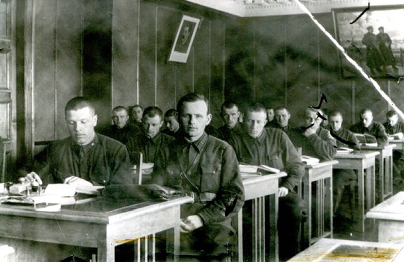 Капитан Рогозин А.В. в первом ряду с права, с курсантами 17-ого отдельного учебного танкового полка. Фото: январь 1943 года