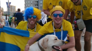 Болельщики других стран признали в Арнике «свою» и сочли за честь сфотографироваться с такой необычной фанаткой футбола