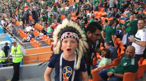 Юный нижнетуринец Влад Бурдин открыл в Екатеринбурге матч Мексика-Швеция, выйдя на футбольное поле за руку со звездой мирового футбола Мигелем Лаюном. 