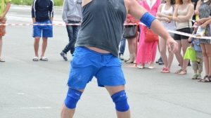 Гиревой спорт в Нижней Туре – на высоте. Александр Соколов: рывок 40-килограммовой гири на показательных соревнованиях в День молодежи