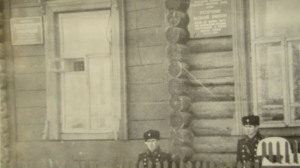 На этом уникальном снимке – памятная доска в честь майора Питиримова. Теперь никто не знает, где она, и даже имя героя позабыто