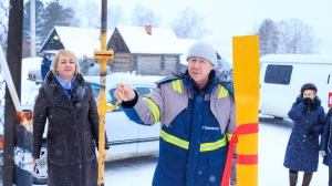 Поворот крана – и газ пошел по трубам. Слева на фото – Ольга Оносова, начальник Территориального управления администрации НТГО