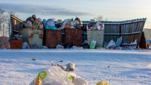 Ситуация на контейнерных площадках города пока мало изменилас