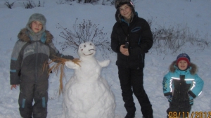 Лев Тарабукин на прогулке с друзьями и снеговиком