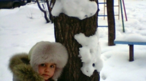 Снежный зайчик разбежался и на дерево забрался. (автор - Варвара Козионова).