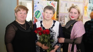 Розы выпускников любимому учителю В.В. Зинуровой (в центре).