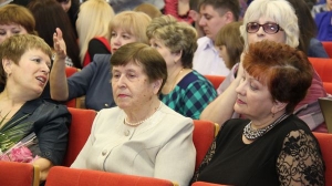 В центре А.Н. Гаврилова, много лет возглавлявшая школьный музей.