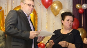 Л.В. Тюкина награждает грамотой учителя истории В.А. Истомина.