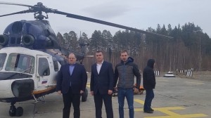 А. И. Цветков, А.В. Стасёнок и А. В. Шипулин. Появление этого снимка в соцсетях вызвало вопрос: откуда и зачем прилетал вертолет? По информации администрации, во время обследований был выявлен пациент с острой болью. На этом вертолете его госпитализировал