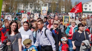 Бессмертный полк вступает на главную площадь Нижней Туры