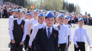 Торжественным маршем проходят учащиеся нижнетуринских школ