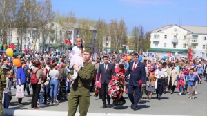 Бессмертный полк вступает на главную площадь Нижней Туры
