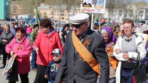 Ветераны, несмотря на почтенный возраст, идут в одном строю вместе с внуками