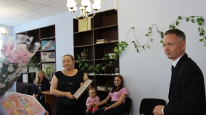 Сертификат и подарки вручаются Вере Данилевич