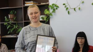 Сертификат и подарки вручаются Евгении Махнёвой