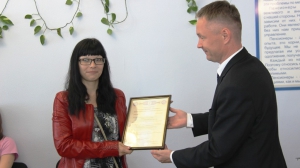 Сертификат и подарки вручаются Юлии Еловиковой