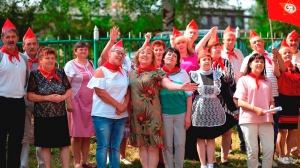 Выпускники Исовской школы, окончившие ее в 1979 году, встретились на юбилее поселка через тридцать лет / Фото Анны ГОНЧАРОВОЙ