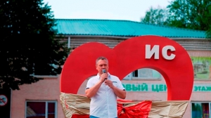 На открытии стелы исовчан поздравил О.В. Маляревич, который очень многое вкладывает в развитие поселка / Фото Анны ГОНЧАРОВОЙ