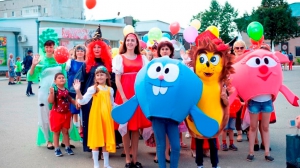 Коллектив детского сада «Елочка» к шествию готов! / Фото Анны ГОНЧАРОВОЙ