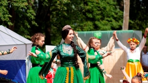 Театрализованный спектакль-игра очень понравился маленьким зрителям / Фото Анны ГОНЧАРОВОЙ