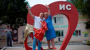 Олег Маляревич и Ольга Оносова открыли стелу