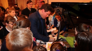 2015 году в Детскую школу искусств на встречу с одаренными деть- ми приехал знаменитый пианист Денис Мацуев / Фото из архива редакции газеты