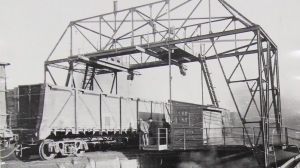 Портальная тележка на складе угля.