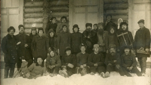 Строители Покапской школы. Первый слева В. Ф. Маятников