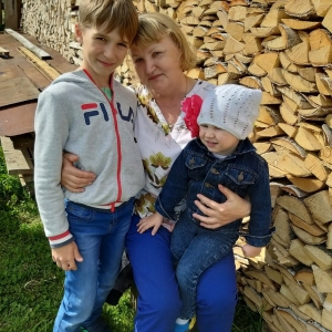 Татьяна Александровна Лёхина с внуками Даниилом и Ксенией Шитовыми