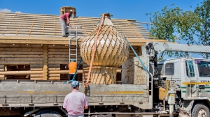 Установка купола на храм в Новой Туре