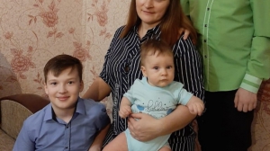 Семья Ураковых: мама Света, Данил, 19 лет, Кирилл, 11 лет и Матвей, 11 месяцев