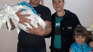 Скидановы Алексей и Татьяна, дочери Руслана, 6 лет, и Милана, 2 дня от рождения