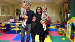 Павел и Светлана Черниковы с дочками Ланой (в центре), Алиной (справа) и Аленой / Фото С. Черниковой