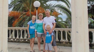 Виктор и Олеся Каюновы с дочкой Ниной и сыном Олегом / Фото О. Каюновой