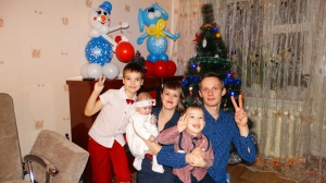 Дмитрий и Оксана Сусловы, сыновья Иван (слева) и Макар и младшая дочка Анюта / Фото О. Сусловой