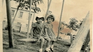 В детстве их, конечно, путали. Однако ни одна из сестер никогда не пользовалась замешательством взрослых при виде их невероятной похожести, никогда не пыталась обмануть, схитрить. Это была серьезная школа мамы и папы: жить честно, быть правдивыми, всего д