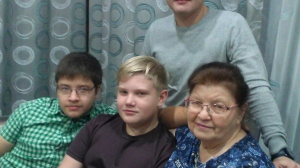 Валентина Ивановна Лобалина с внуками Семеном, Денисом и Данилом