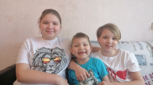 Старшая Варвара (слева) очень спокойная, несмотря на то, что ее имя переводится как «дикарка». Средняя Василиса (справа), наоборот, под стать имени властная и волевая. Долгожданному сыну Матвею (в центре) имя выбрали по святцам, оно означает «Богом данный