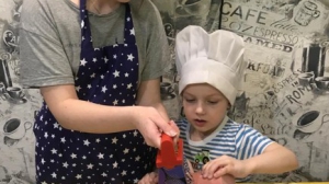 Любимой мамочке Ангелина и Андрюшка Власовы готовят вкусные булочки с сыром и колбасой / Фото из семейного архива